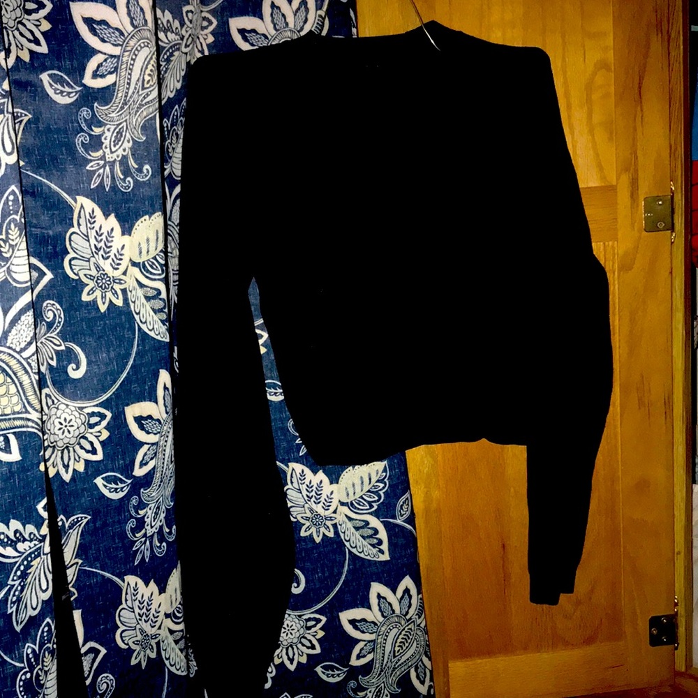 Woman’s long sleeve black crop top